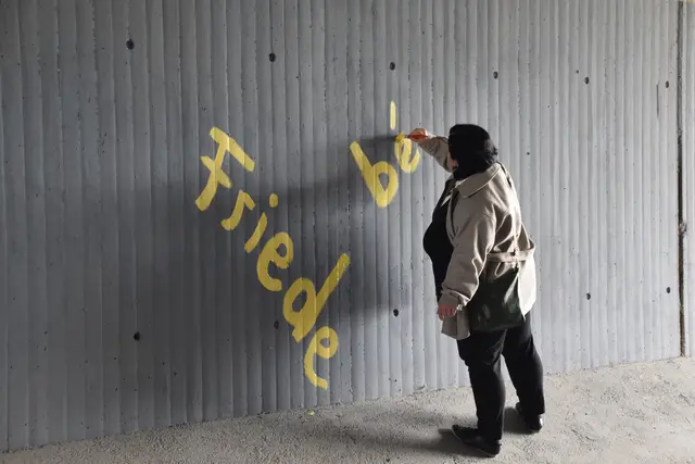 Auch Direktorin Iris Zsótér beteiligte sich an der Aktion. | Foto: Michael Strini