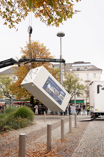 Das Salzburg-Panorama von Johann Michael Sattler wurde an seinen neuen Ausstellungsstandort im Mirabellgarten transportiert.  | Foto: Salzburg Museum/Rigaud