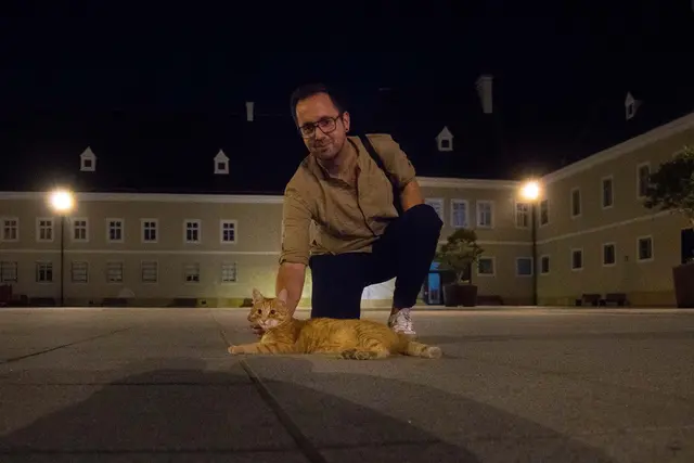 "Mein Mann Michael Amler-Buhr konnte beim Nachhausegehen von einer gemeinsam besuchten Abendveranstaltung im Sommer ein tolles Foto unseres Vizebürgermeisters Michael Kögl und Kater Larry schießen. Damals waren beide noch nicht so bekannt in St. Pölten wie heute, waren sich aber von Beginn an sympathisch. Larry begleitete ihn sogar ein Stück Weg nach Hause.", schreibt Stadträtin Marie-Theres Amler-Buhr | Foto:  Michael Amler-Buhr
