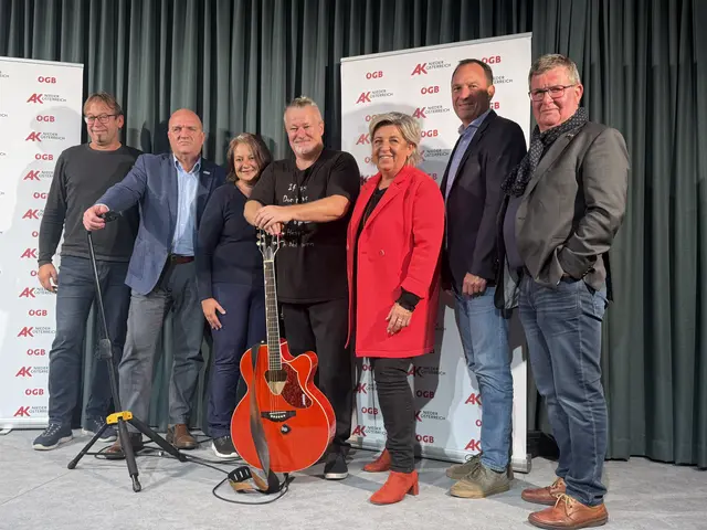 ÖGB Regionalsekretär Reinhold Schneider, AKNÖ Präsident Markus Wieser, AKNÖ Kammerrätin Michaela Schön, Mike Supancic, AKNÖ Bezirksstellenleiterin Sabine Draxler, AKNÖ Dir. Stv. Christian Farthofer und ÖGB Pensionistenvorsitzender NÖ Johann Palkovich (v.l.) | Foto: AKNÖ