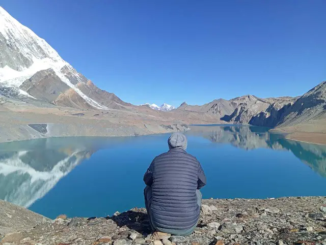 Geschafft: Stefan Liebhart genießt den Blick auf den auf 4.900 Metern gelegenen Tilicho Lake. | Foto: Stefan Liebhart