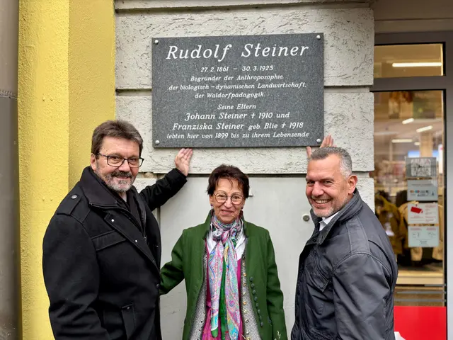 In der Horner Wiener Straße wurde eine neue Gedenktafel für Rudolf Steiner enthüllt. | Foto: Markus Kahrer