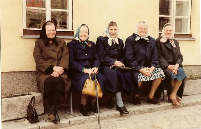 Die Kopftuchträgerinnen nach dem Gottesdienst in Pabneukirchen vor 50 Jahren.  | Foto: Robert Zinterhof
