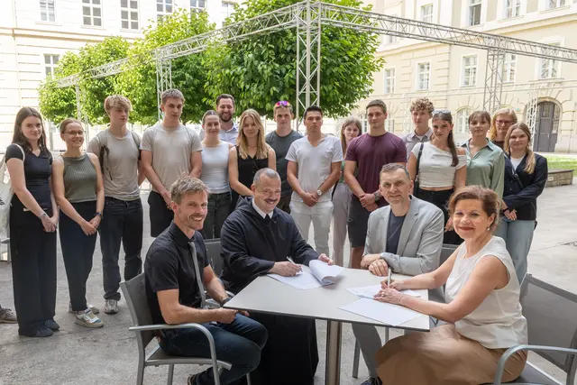 Vereinbarung unterschrieben: Das Stiftsgymnasium Admont und die Montanuniversität Leoben arbeiten in Zukunft verstärkt zusammen. | Foto: Montanuniversität Leoben/Harald Tauderer