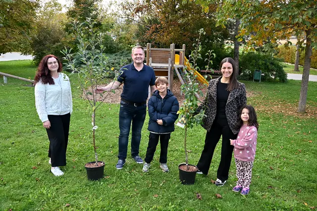 Jugendgemeinderätin Julia Lipkovics (SPÖ), LA Bürgermeister Christian Samwald (SPÖ) und Stadträtin Jeannine Schmid (SPÖ) mit ihren beiden Kindern. | Foto: Stadtgemeinde Ternitz