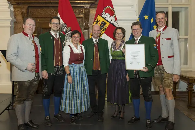 Balthasar Gwechenberger, Landesobmann Salzburger Blasmusikverband, Lucia Luidold, Leiterin des Referats Volkskultur, kulturelle Erbe und Museen Land Salzburg und Landeskapellmeister Roman Gruber bei der Überreichung des Blasmusikpreises der Stufe II an die Bauernmusikkapelle Bischofshofen in Person von Alexander Holzmann, Irene Kreuzberger, Josef Steinberger und Klaus Vinatzer | Foto: Land Salzburg/Neumayr/Leopold
