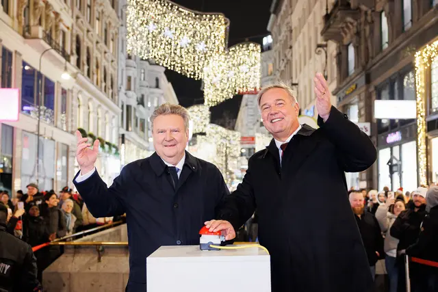 Strahlende Lichter und strahlende Gesichter: Das Einschalten der Weihnachtsbeleuchtung im Jahr 2024 durch Bürgermeister Michael Ludwig (SPÖ, l.) und WKW-Präsident Walter Ruck. | Foto: WKW-Florian Wieser