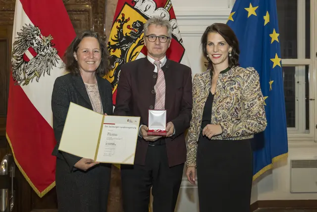 Im Bild: Landeshauptfrau Karoline Edtstadler (re.) und Andrea Dillinger, Obfrau des Landesverbandes Salzburger Museen und Sammlungen, bei der Überreichung des Verdienstzeichens des Landes Salzburg an Klaus Heitzmann aus Tamsweg, am 21. 10. 2025 . | Foto: Land Salzburg/Neumayr/Leopold