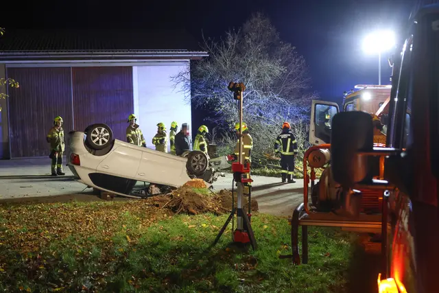 Aus bislang unbekannter Ursache kam der Lenker plötzlich von der Fahrbahn ab und prallte daraufhin gegen einen Baum. | Foto: laumat.at/Matthias Lauber