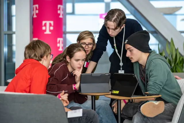 Die Swift Coding Challenge 2025 machte Schülerinnen und Schüler zu App-Entwicklern gegen Hass im Netz | Foto: Lukas Arnold