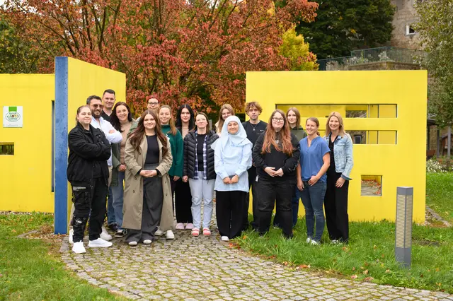 Die Auszubildenden mit Michaela Ober, und Simone Ehrenreich (Tau-Kolleg, fachliche Leitung OTA-Ausbildung). | Foto: Krankenhaus Braunau