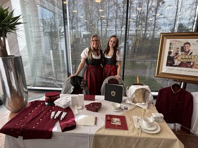 Theresa Cassuhn (links) vom Hotel Sacher Salzburg mit ihrer Kollegin am Career Day 2025. | Foto: Emanuel Hasenauer