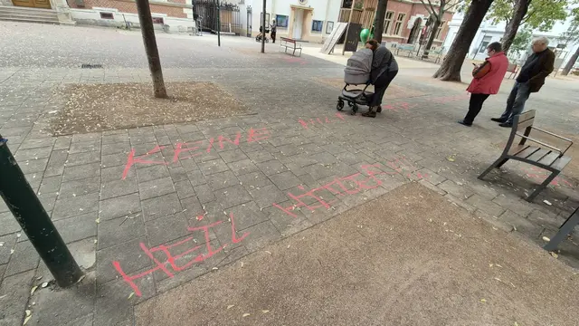 Die rechtsextremen Schmierereien auf dem Sankt-Elisabeth-Platz wurden inzwischen unkenntlich gemacht. Zurück bleibt der Schock im Bezirk. | Foto: Pascal Riepl/Grüne