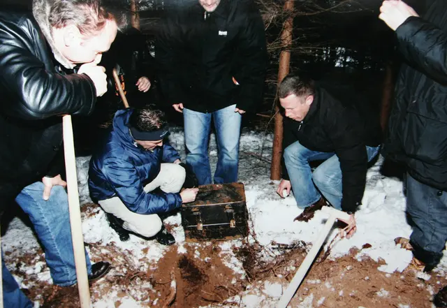 Vergraben in einem Waldstück wurde 2006 die Saliera gefunden. Der Täter (2. v. l. kniend), hier zu sehen in einem Wald bei Rastelfeld. | Foto: Robert Newald / picturedesk.com