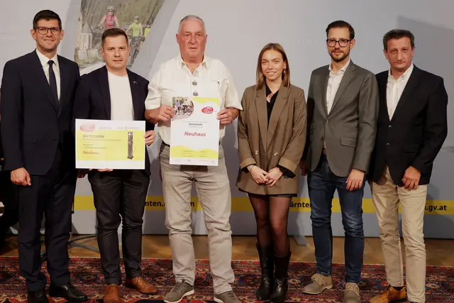 vli.: LH-Stv. Martin Gruber, Vizebgm. Patrick Skubel (Neuhaus) mit Gemeindemitarbeitern, LR Sebastian Schuschnig und Volker Bidmon
 | Foto: LPD Kärnten/Wajand