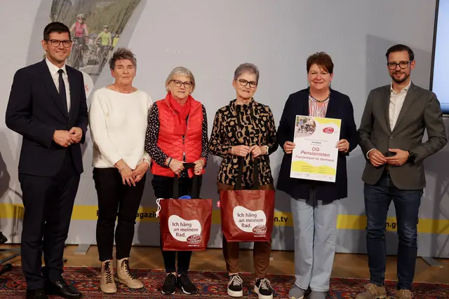  LH-Stv. Martin Gruber, Romana Scharf (2. v.re) mit Kolleginnen (OG d PensionistInnen aus Frantschach-St. Gertraud), LR Sebastian Schuschnig
 | Foto: LPD Kärnten/Wajand