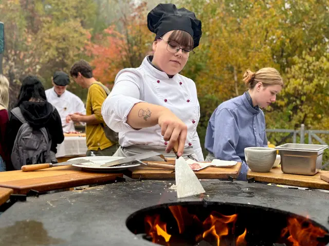 Schüler zeigten ihr können - auch an der Grillplatte im Außenbereich der Schule. | Foto: Markus Kahrer