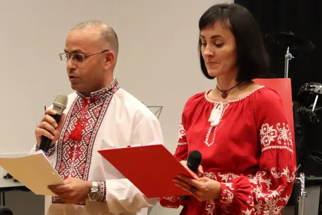 Das Moderatoren-Duo Yevheniia Sirous und Adel Barvaneh. | Foto: Gerhard Langmann