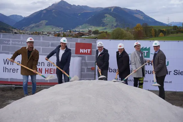 Startschuss für das erste NHT-Projekt in der Gemeinde Birgitz mit (v.li.) Architekt Günther Gasteiger, Vizebürgermeister Wolfgang Steiner, NHT-Geschäftsführer Johannes Tratter, Bürgermeister Markus Haid, Alexander Erhart (Tiroler Bodenfonds) und Josef Huber (Thurner Bau).  | Foto: AMG