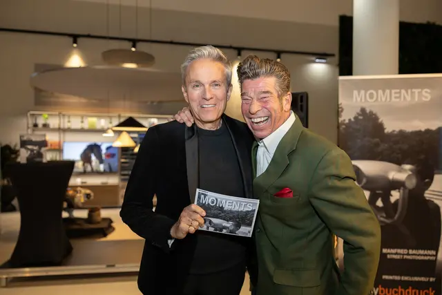 Alfons Haider (Li) modertierte, Schauspieler Mat Schuh sorgte für Späße.  | Foto: René Brunhölzl/MeinBezirk