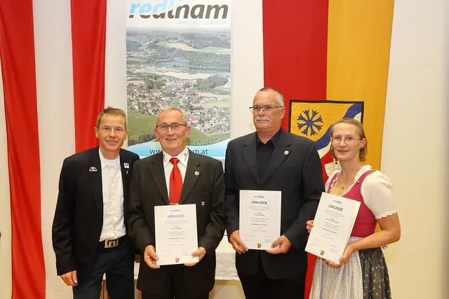 Andreas Goldberger mit den langjährigen Rotkreuz-Mitarbeitern Karl Ploberger, Otmar Herzog und Katja Metzler-Köberl (v.l.). | Foto: H. Klein
