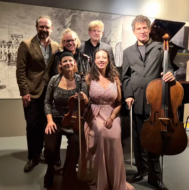 Hinten, stehend: Michael Linsbauer, Gabriele Preisinger, MA, BEd. (GF REV Römerland Carnuntum), Clemens Zeilinger (Klavier/Trio Vision), Florian Berner (Violoncello/Trio Vision)
Vorne, sitzend: Verena Stourzh (Violine/Trio Vision), Sopranistin Chelsea Marilyn Zurflüh | Foto: Serenadenkonzerte NÖ