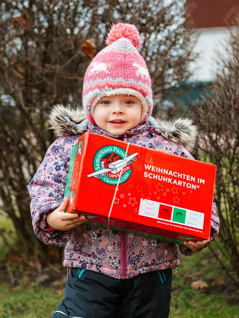 Die gefüllten Schuhkartons können bis zum 17. November bei verschiedenen Annahmestellen im Bezirk Kufstein abgegeben werden. | Foto: Weihnachten im Schuhkarton