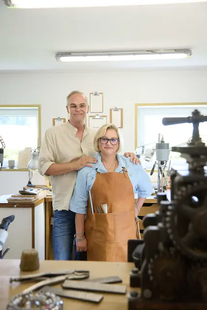 Nicole und Andreas Feiertag in ihrer Werkstatt in Weinitzen – die beiden Goldschmiede gehören zu den drei Besten Österreichs. | Foto: C&amp;G Wedding