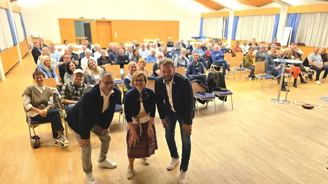 Die beiden Bürgermeister Gerald Egger (l.) und Gerhard Gründl (r.) mit Moderatorin Andrea Fellinger vor dem gut besuchten Kultursaal. | Foto: Marktgemeinde Seewalchen