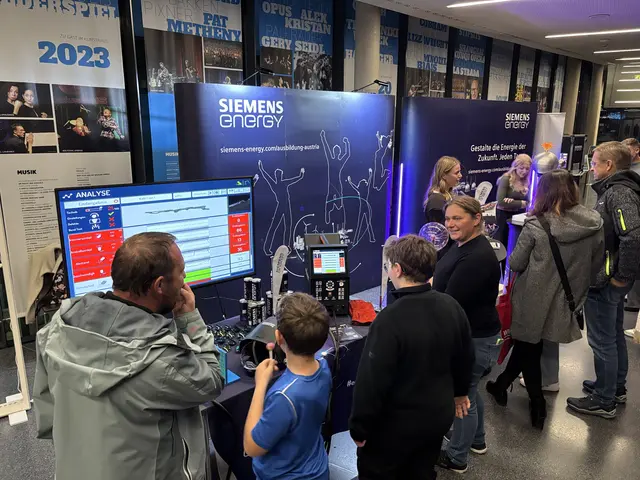 Neueste Technik im Blick. Schüler wie auch Eltern überzeugten sich von den Möglichkeiten der Betriebe.  | Foto: MeinBezirk/Redaktion Weiz