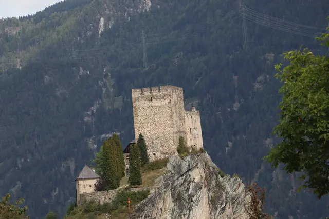 Beeindruckend thront Burg Laudegg auf einem Felsen oberhalb von Ladis. | Foto: Thomas Seelos