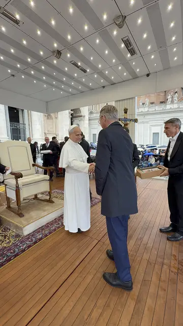 Papst Leo XIV begrüßt Landeshauptmann Thomas Stelzer bei der Generalaudienz am Petersplatz. | Foto: Land OÖ/Mayrhofer