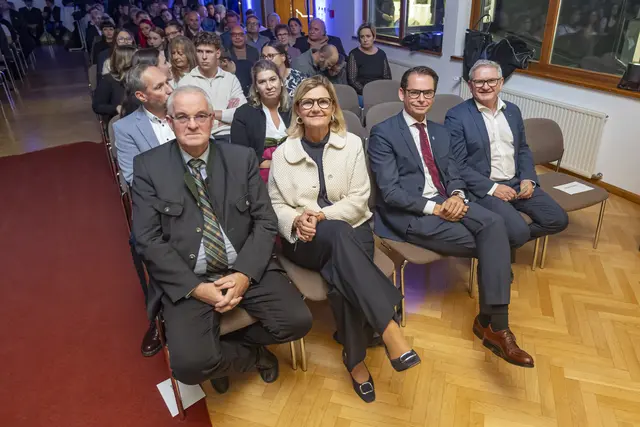 Erste Reihe fußfrei: BH Bernhard Preiner, Bgm. Susanne Kaltenegger, Bgm. Matthäus Bachernegg und Bgm. Christian Sander. | Foto: WKO/Foto Fischer