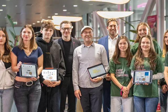 Die Fachjury setzte sich zusammen aus: Johannes Berger (Gründer der Apps Instance und Mimo), Wolfgang Ebner (Chief Digital Officer der Bundesrepublik Österreich und Sektionschef Digitalisierung und E-Government), Rita Isiba (Geschäftsführerin von ZARA), Alexander Reinicke (Gewinner der Apple Swift Student Challenge 2023), Maria Rus (Head of Internal Communications & Social Media bei Magenta Telekom), Katarina Schruiff (BMHS-Bereichssprecherin in der Bundesschülervertretung), Matthias Steinböck (Computerspielforscher, Universität Wien, Projekt Serious Game Changers) | Foto: Lukas Arnold