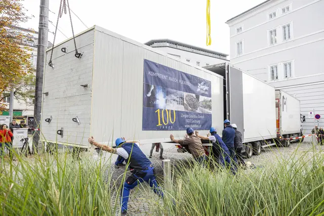 Das Salzburg-Panorama von Johann Michael Sattler wurde an seinen neuen Ausstellungsstandort im Mirabellgarten transportiert.  | Foto: Salzburg Museum/Wildbild/Rohrer