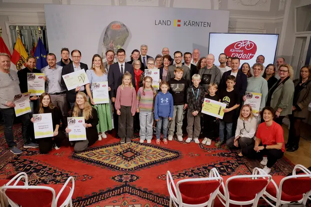 Die Preisträger von "Kärnten radelt 2025" mit LH-Stv. Martin Gruber und LR Sebastian Schuschnig | Foto: LPD Kärnten/Wajand