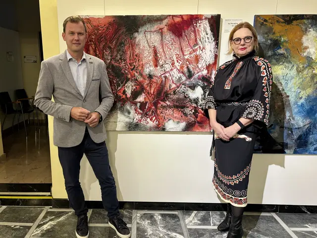 Bürgermeister Daniel Kos und Künstlerin Andrea Guidassoni durften viele Gäste bei der Vernissage begrüßen. | Foto: Brigitte Gady