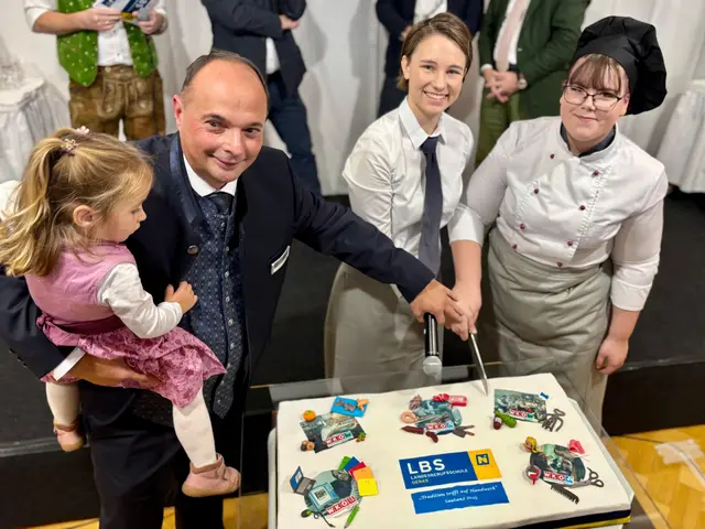 Berufsschuldirektor Claus Tampier sorgte mit Schülerinnen für den Tortenanschnitt. | Foto: Markus Kahrer