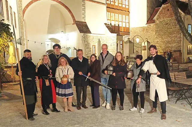 Standortleiter Norbert Darabos und sein kompetentes Team begleiten die Besucher durch die Ausstellungen der Friedensburg Schlaining.  | Foto: Peter Seper