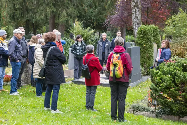 Zahlreiche Besucherinnen und Besucher nutzten die Gelegenheit, an den Führungen rund um den Kommunalfriedhof teilzunehmen.  | Foto: Stadt Salzburg/Wildbild