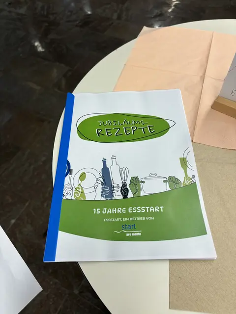 Ein Stück essstart-Geschichte zum Nachkochen: Die Mitarbeiterinnen und Mitarbeiter präsentierten beim Jubiläum ihr selbst erstelltes Rezeptbuch. | Foto: Melis Sahin