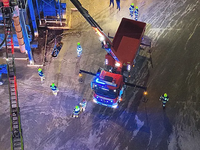Der Kranwagen kam bei der Rettung aus erhöhtem Arbeitsbereich zum Einsatz. | Foto: Drohne FF Leoben-Stadt