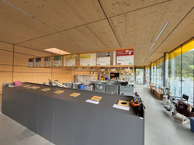 Blick ins Innere des Ressourcenparks. 80 verschiedene Fraktionen werden in verschiedenen Behältnissen gesammelt.  | Foto: MeinBezirk/Angelina Koidl