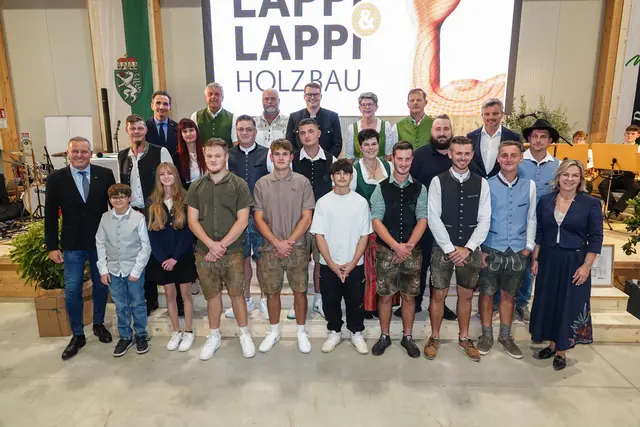Familie Lappi mit den Mitarbeiterinnen und Mitarbeiter, Landeshauptmann Mario Kunasek, Bürgermeisterin Karin Stromberger, Vize-Präs. RSTL-Obmann Dietmar Schweiggl von der WKO und Innungsmeister Holzbaumeister Reinhard Hansmann. | Foto: Arthur Mallaschitz