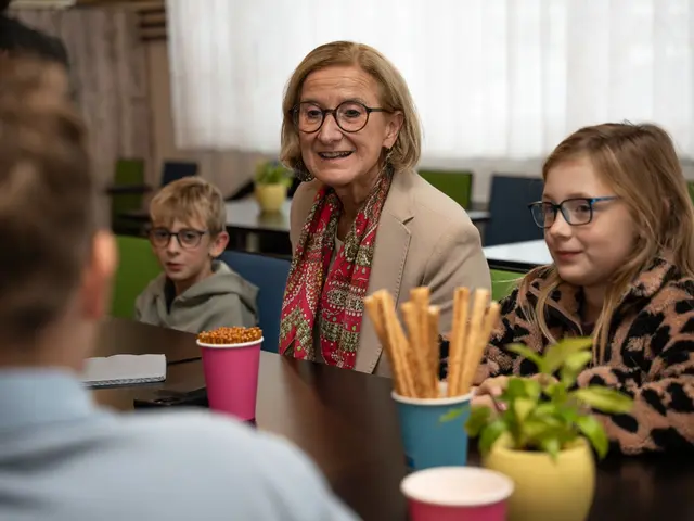 Bei einer Kindersprechstunde konnten die Kinder Fragen stellen – etwa: „Was ist dein Lieblingsessen?“ oder „Warst du eine brave Schülerin?“  | Foto: VPNÖ