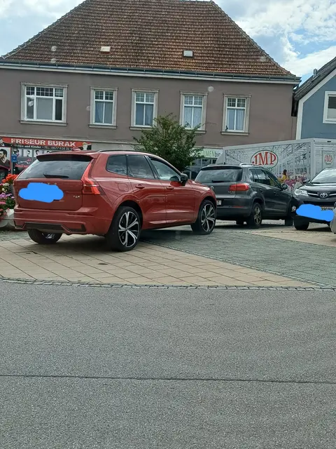 Dieser Kunstparker hat am 30. Juli 2025 die Bodenfarben am Neuen Markt in Zwettl gekonnt ignoriert. | Foto: privat