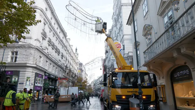 Per Hebebühne werden die Lichter in die Höhe gebracht. | Foto: Andreas Pölzl/MeinBezirk Wien
