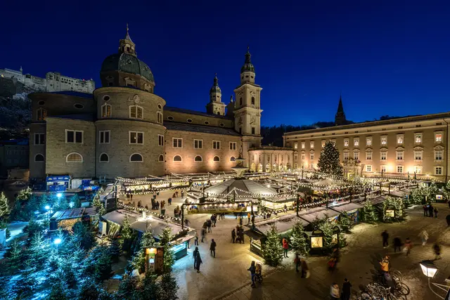 Der Christkindlmarkt auf dem Dom- und Residenzplatz  zieht Einheimische wie Touristen an. | Foto: Christkindlmarkt.co.at/Neumayr