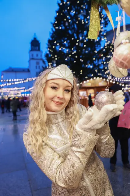 Schauspielerisches Talent und ein gutes Händchen für Sprachen sind dabei von Vorteil – schließlich ist das Salzburger Christkind längst auch international bekannt. Im Bild: Das „Christkind“ Nina Daglinger auf dem Salzburger Christkindlmarkt im Jahr 2023.  | Foto: Franz Neumayr