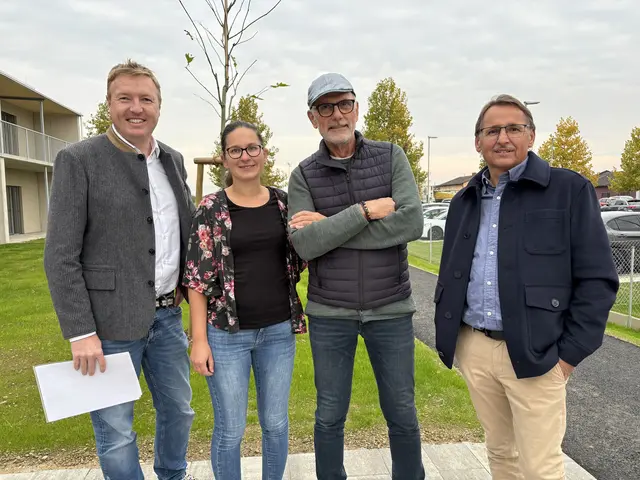 Andreas Bandion und Kollegin (l.) von der Firma Pichler Bau Gralla mit Architekt Gerwin Kortschak (m.) von Planconsort sowie Heinz Karelly von der Brucker Wohnbau (r.) | Foto: B. Gady